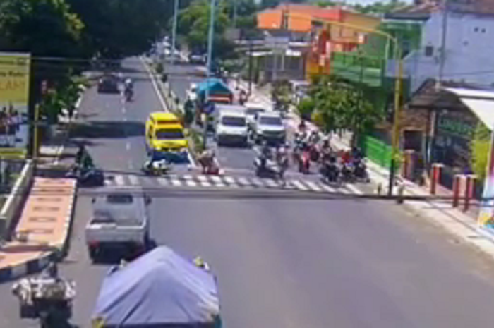 Insiden Honda PCX hantam ambulans berwarna kuning di Banyuwangi, Jawa Timur, Kamis (26/11/2020).