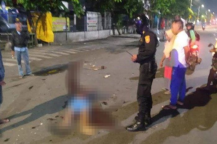 Jasad pemuda ditemukan tergeletak bersimbah darah di Jalan Tembaan, Kota Surabaya, Jumat (27/11/2020).  