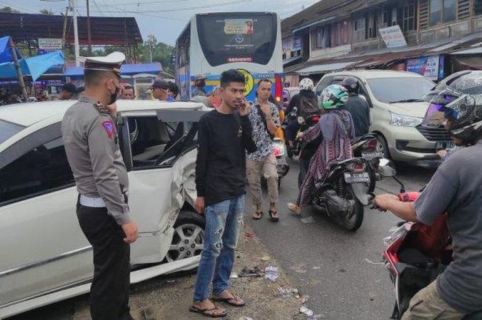 Toyota Agya remuk hingga bodi terlipat disosor Avanza di pasar Pakandangan, Enam lingkung, Padang Pariaman