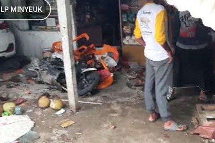 Honda Mobilio terjang Honda Vario Techno lalu nyelonong memporak-porandakan warung kopi di Pidie, Aceh