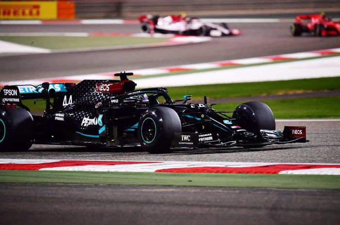 Lewis Hamilton saat menjajal ban Pirelli P Zero Prototype di FP2 F1 Bahrain 2020