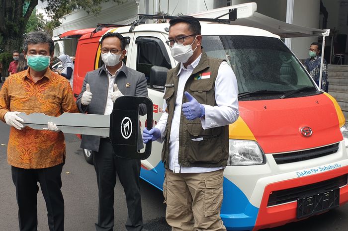 Gubernur Jawa Barat Ridwan Kamil menerima bantuan mobil klinik Gran Max dari Daihatsu. 