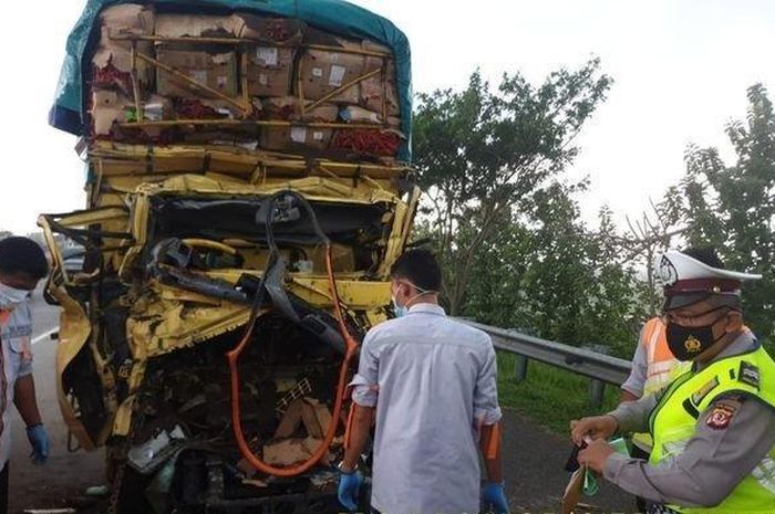 Kecelakaan truk cabi menabrak truk pasir di Tol Cipali