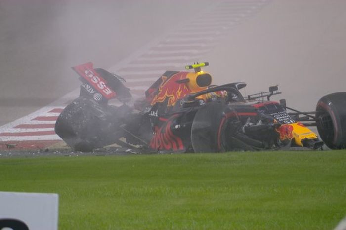 Kondisi RB16 Alexander Albon remuk usai menabrak dinding saat FP2 F1 Bahrain