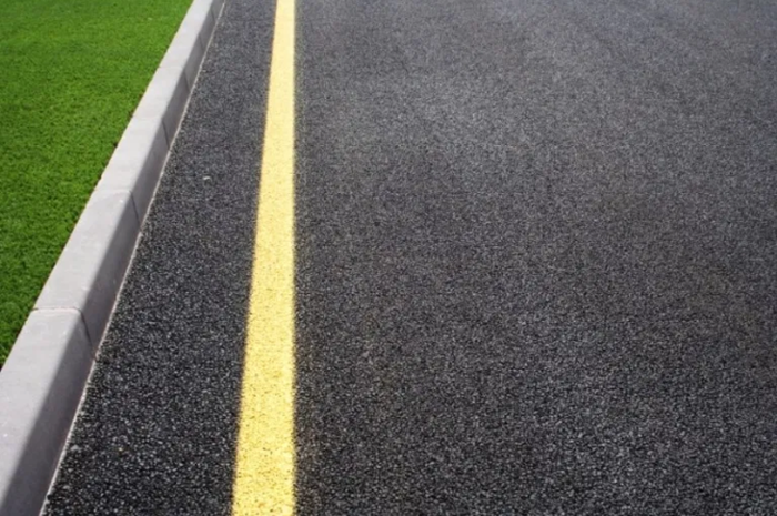 Ilustrasi marka garis kuning di pinggir jalan