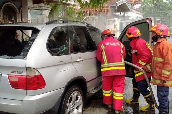 BMW X5 dashboard hangus terbakar 