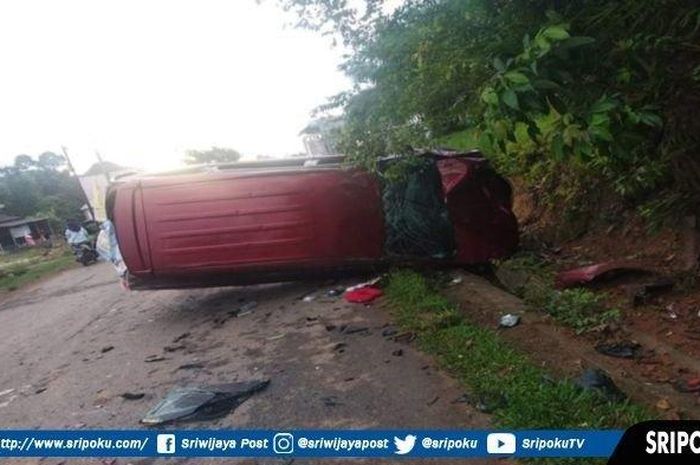 Toyota AVanza yang beradu lawan Yamaha Mio bonceng tiga