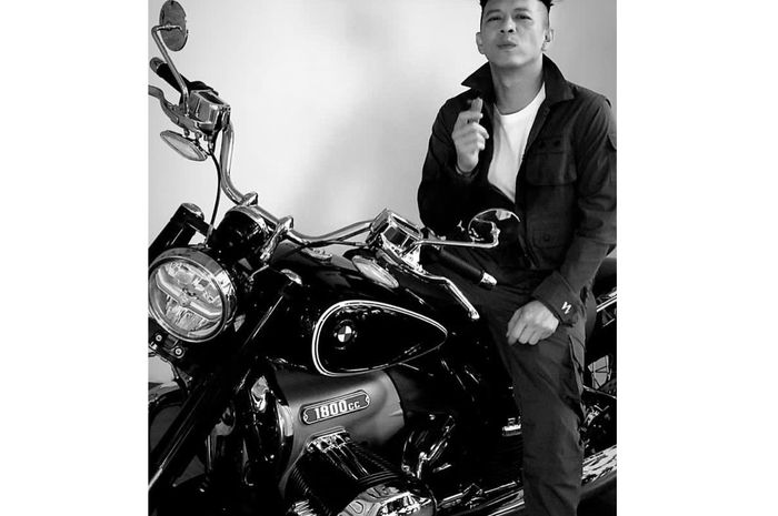Ariel Noah bergaya di atas BMW R18