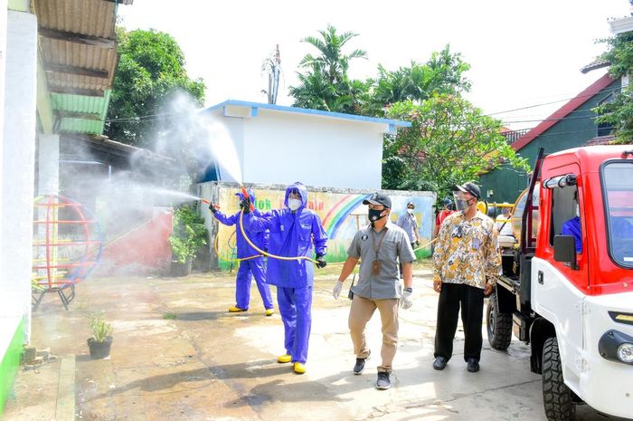 Mobil pedesaan digunakan untuk melakukan penyiraman desinfektan