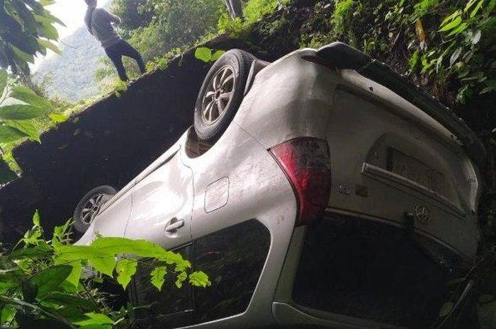 Toyota Avanza jatuh ke jurang di Ise-ise, Pantan Cuaca, Gayo Lues, Aceh