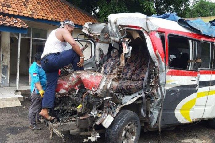 Kondisi Isuzu Elf yang terlibat kecelakaan beruntun di Tol Cipali