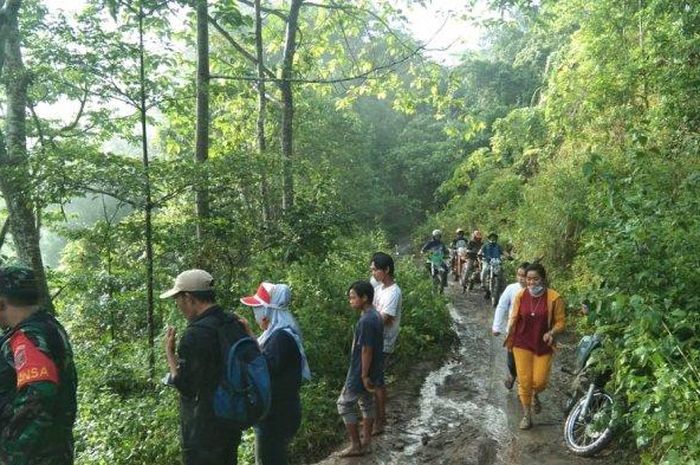 Kecelakaan yang menimpa rombongan tim kampanye paslon petahana Pilkada Mamuju di Kecamatan Kalumpang, Jumat (27/11/2020) malam, menelan dua korban jiwa.