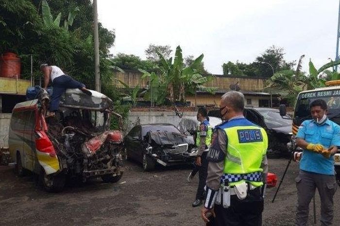 Kondisi Isuzu Elf yang habis mengalami tabrakan beruntun di Tol Cipali, Jawa Barat