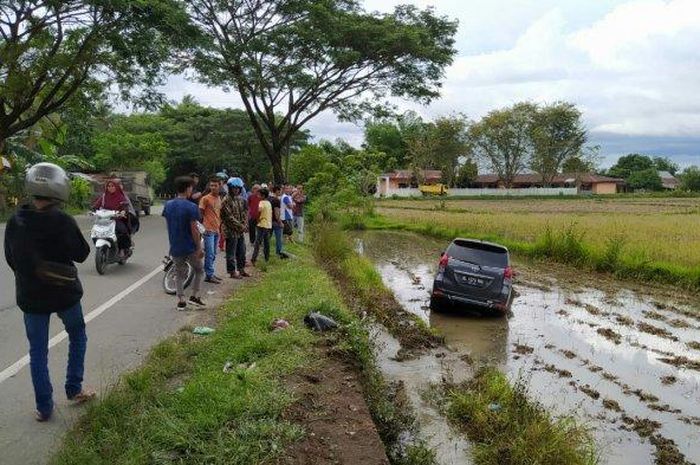 Toyota Avanza tertancap ke sawah usai menerjang Honda Supra Fit hingga menewaskan pasangan suami istri