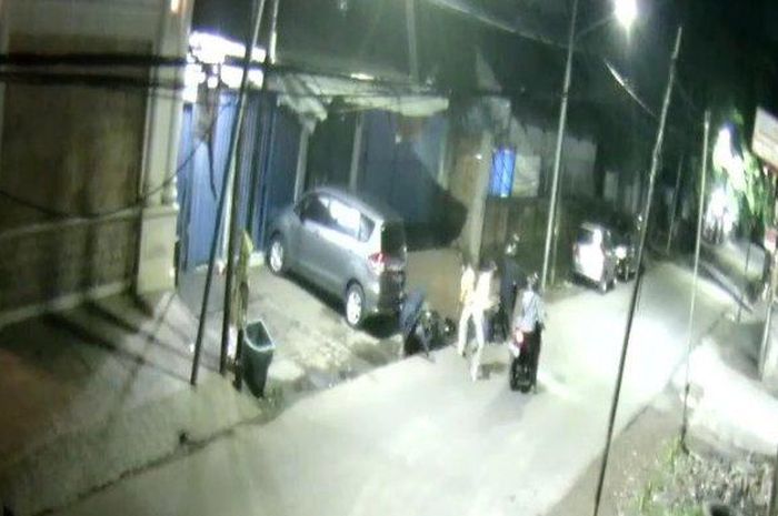 Rekaman CCTV Suryana saat menjadi korban begal di Jalan Cipinang Muara Dua, Duren Sawit, Jakarta Timur, Jumat (27/11/2020). (TribunJakarta.com/Nur Indah Farrah Audina) 