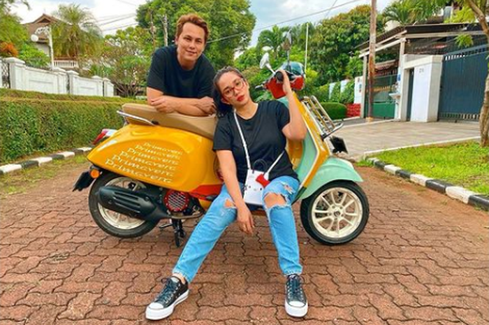 Ussy Sulistiawaty kepincut Vespa Primavera Sean Wotherspoon