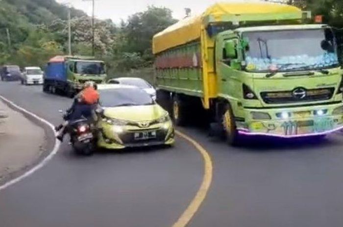 Viral video adu banteng Toyota Yaris dan pemotor