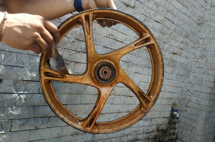 Ilustrasi merontokan cat motor pakai soda api