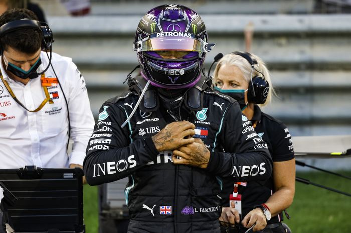 Pembalap F1 Lewis Hamilton dengan baju balap atau racing suit