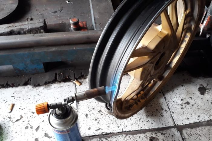 Panaskan pelek sebelum press