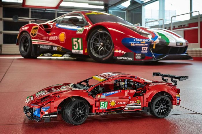 LEGO Ferrari 488 GTE AF Corse #51 (depan) dan Ferrari 488 GTE AF Corse #51 (belakang).