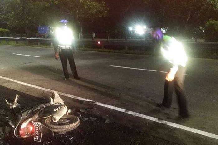 Honda Vario 110 ajur tergeletak di By Pass IB Mantra Klungkung, Bali usai terjang truk parkir