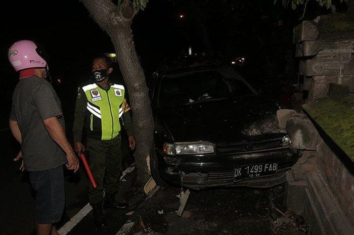 Honda Accord Maestro kejepit di pohon dan pagar, sempat serempet Mitsubishi Lancer di Jl Hayam Wuruk, Banjar Kedaton, desa Sumerta Kelod, Denpasar, Bali