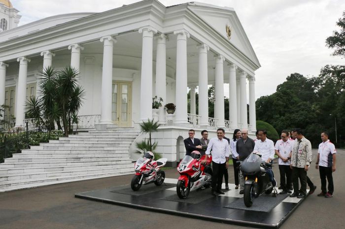 CEO Dorna Sports, Carmelo Ezpeleta bersama Promotor GP Indonesia (Mandalika Grand Prix Association atau MGPA) serta Presiden Jokowi.