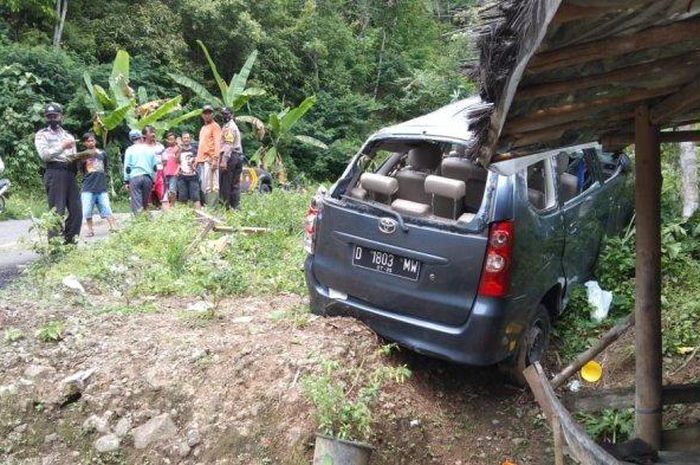 Toyota Avanza babal belur setela hantam tebing dan terguling