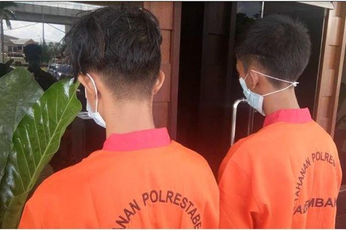 Dua pelajar terduga pelaku jambret yang berinisial HA dan RA saat diamankan di Polrestabes Palembang, Rabu (2/12/2020). 