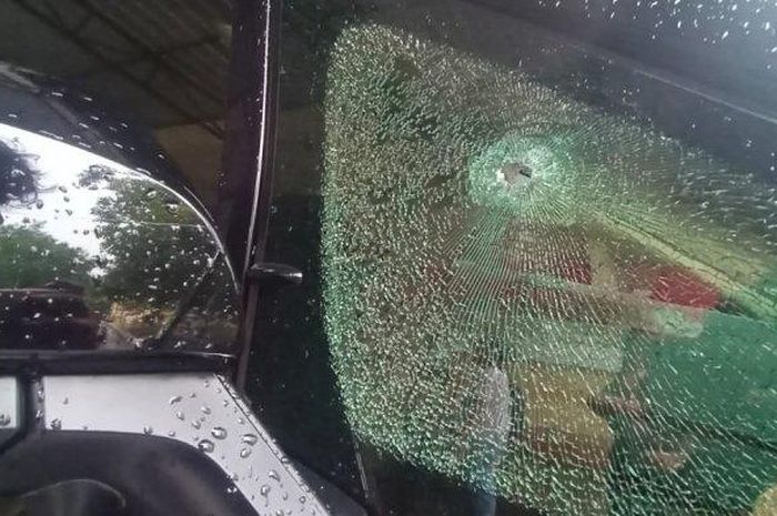 Kaca Mobil Toyota Alphard yang bolong karena tertembak di Jalan Monginsidi Solo, Rabu (2/11/2020).