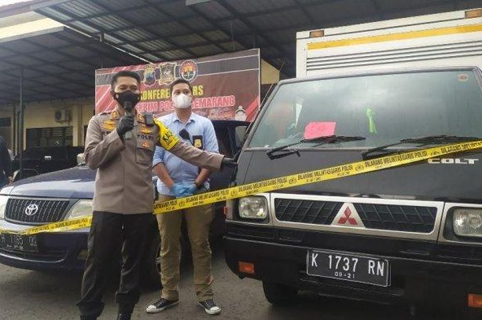 Barang bukti Toyota Kijang Kapsul dan Mitsubishi L300 yang disita dari maling spesialis mobil box