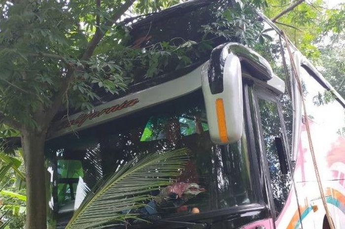 Bus pengangkut peziarah menabrak pohon di turunan Jalan Dawe Gembong, Desa Tergo, Kecamatan Dawe, Kabupaten Kudus, Rabu (2/12/2020). 