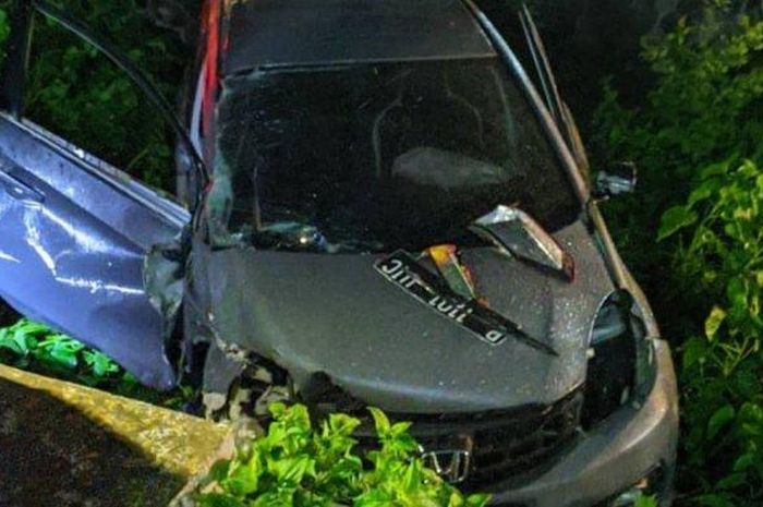 Honda Mobilio ditabrak kereta api di perlintasan tanpa palang pintu desa Ngebuk, Gemolong, kabupaten Sragen, Jateng