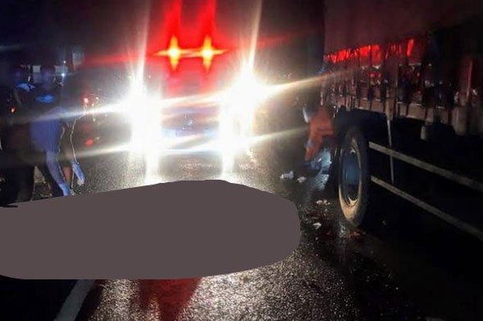 Petugas mengamankan lokasi kejadian, sebelum mengevauasi korban.