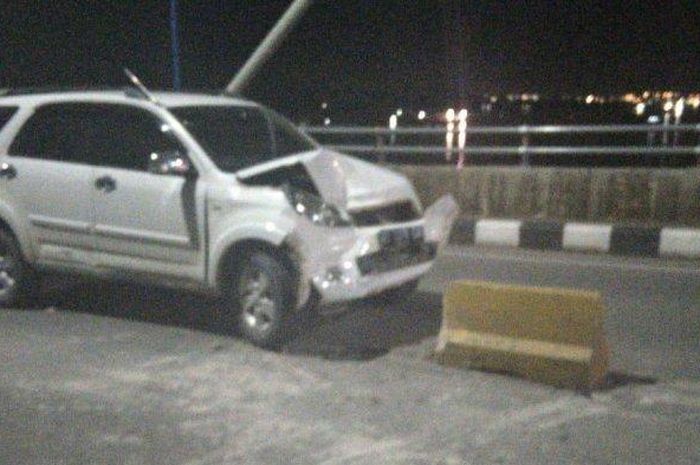 Toyota Rush hantam pembatas jalan di atas jembatan Mahkota II Samarinda