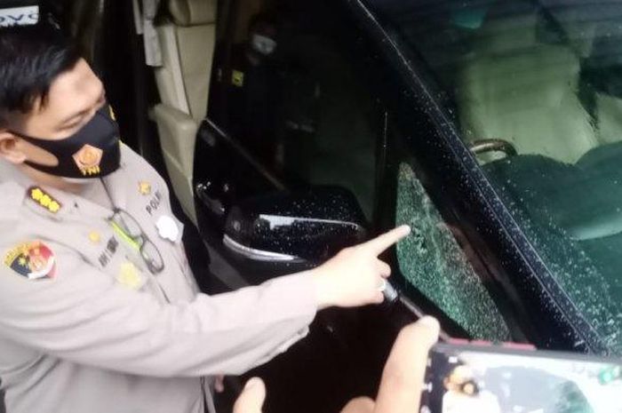 Toyota Alphard ditembak di siang bolong 