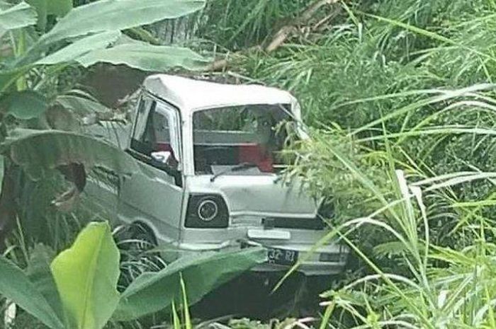 Suzuki Carry ST100 terjun ke jurang sedalam 5 meter di jalan raya Tawangmangu-Karanganyar