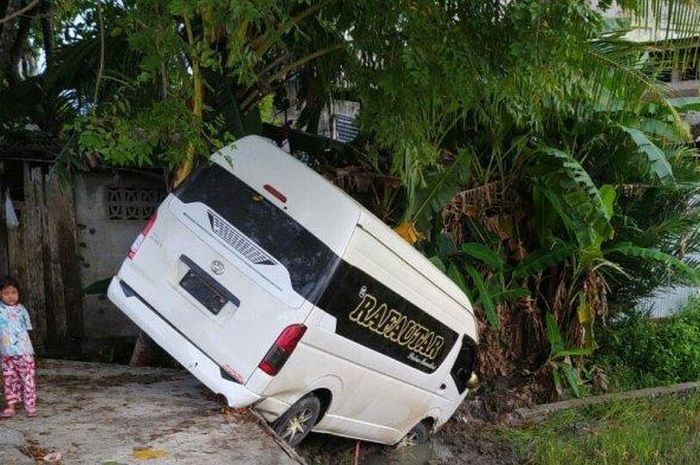 Toyota Hiace terjungkal ke sawah di jalan raya Banda Aceh-Medan