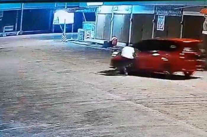 Rekaman CCTV saat bos toko sembako berebut tas isi Rp 210 juta dengan perampok menggunakan Toyota Calya di Batam