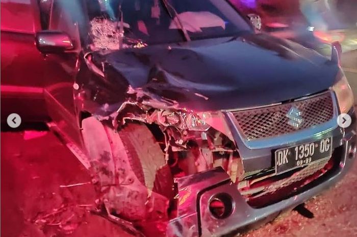 Suzuki Grand Vitara terkoyak pada bumper depan sampai fender kanan usai sabet Honda BeAT di Bypass Ir Soekarno, Tabanan Bali