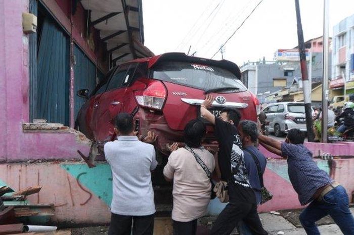Toyota Yaris hujam ruko hingga robohkan tembok di Jl Ki Maja, Way Halim, Bandar Lampung