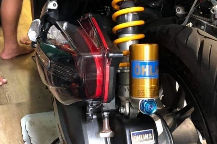 Sokbreker Ohlins dengan click adjuster aluminium warna biru
