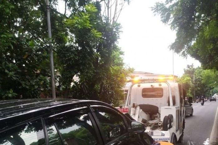 Toyota Kijang Innova ringsek usai tumbuk truk di jalan raya Pasar Minggu, Jakarta Selatan