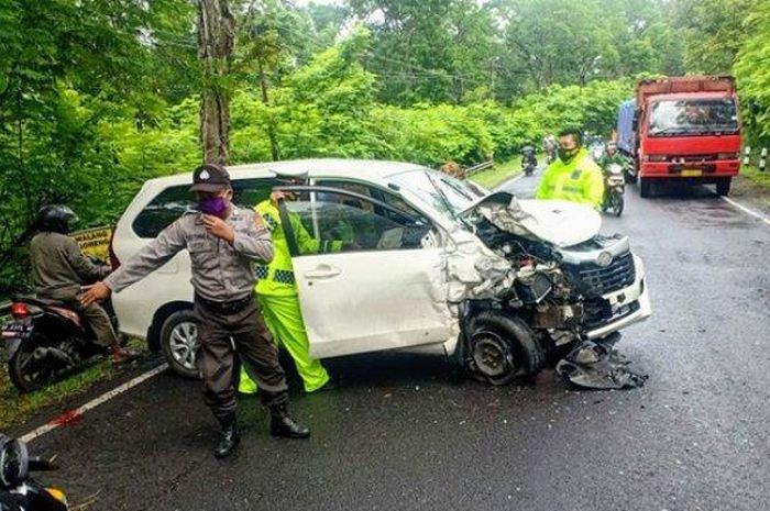 Toyota Avanza ringsek setelah adu banteng lawan pikap L300