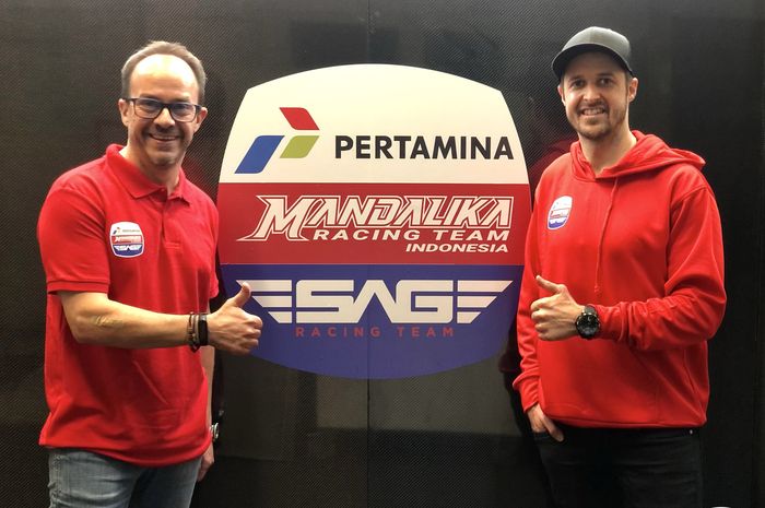 Edu Parelas (kiri) dengan Thomas Luthi mengumumkan kerjasama SAG dengan Mandalika Racing Team