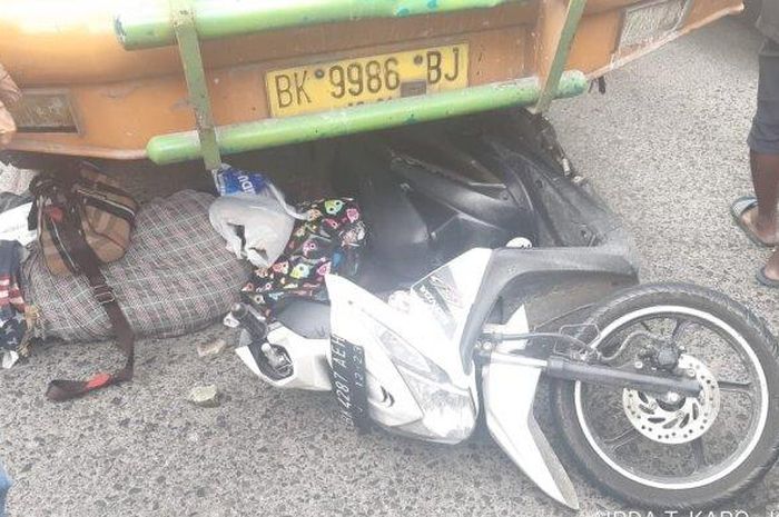 Honda BeAT disosor truk tronton hingga pengendara tewas terseret dan sempat menjerit kesakitan
