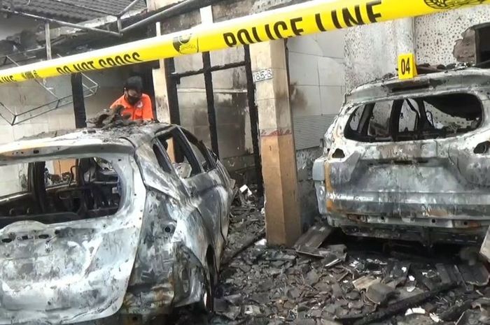 Mitsubishi Xpander, Honda Jazz dan rumah Kasi Perbekalan dan Farmasi Dinas Kesehatan Tulungagung ludes diduga sengaja dibakar
