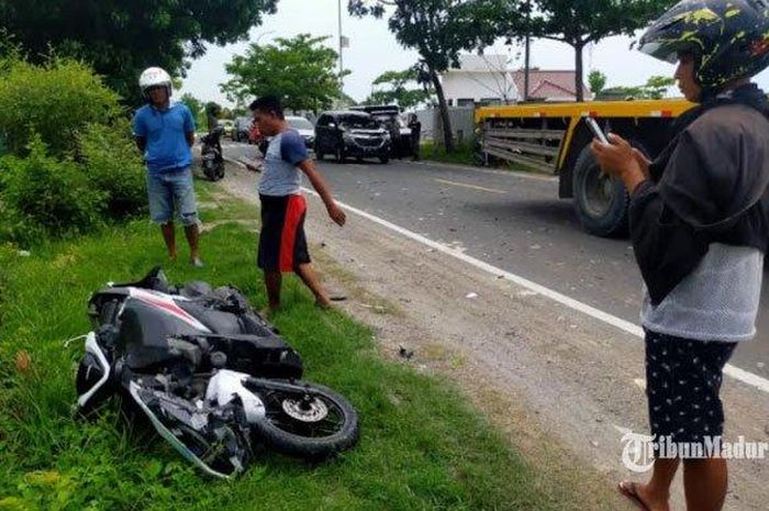 Honda Vario ambyar bodi depn setelah beradu lawan motor lain