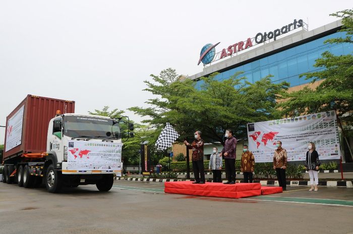 Pelepasan kontainer produk suku cadang Astra Otoparts berupa baterai Incoe, ban luar Aspira Premio, dan suku cadang Aspira oleh Presiden Direktur PT Astra Otoparts Tbk (AOP) Hamdhani Dzulkarnaen Salim (memegang bendera) yang disaksikan oleh Direksi AOP (4/12).